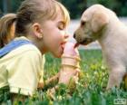 Κορίτσι και σκύλου που μοιράζονται ένα παγωτό